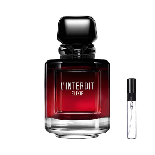 Masywny flakon perfum Givenchy L'Interdit Elixir w głębokim, bordowo-czerwonym odcieniu ze srebrnym napisem, czarną wstążką z logo i czarnym korkiem, dostępny jako szklana fiolka odlewki – ODVARO
