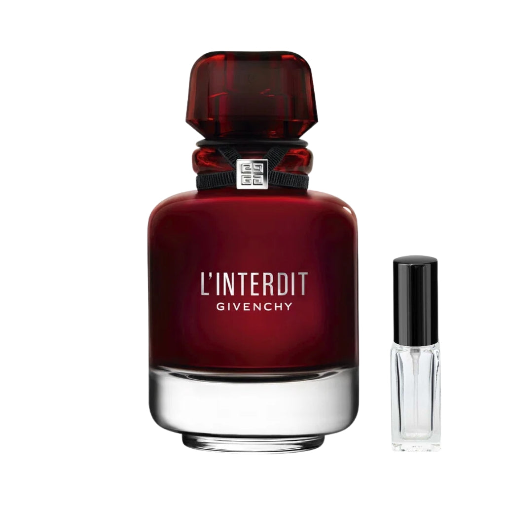 Ciemnoczerwony flakon damskich perfum L'Interdit Eau de Parfum Rouge Givenchy z przezroczystym dnem oraz czarną tasiemką ze srebrnym logo wokół szyjki, a obok niego szklana fiolka odlewki – ODVARO.