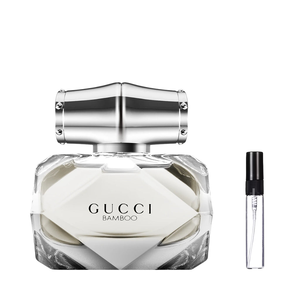Fasetowany, szklany flakon perfum Gucci Bamboo z jasnoróżowym płynem i charakterystycznym, eleganckim srebrnym korkiem w kształcie pędu bambusa, oraz szklana fiolka odlewki – ODVARO.