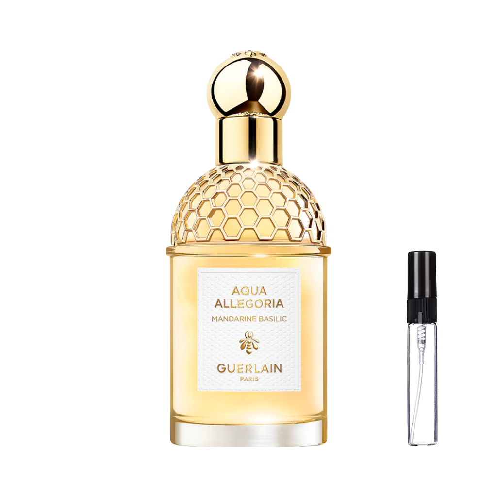 Cylindryczny flakon ze złotą siateczką w kształcie plastra miodu i kulistym korkiem, wypełniony złocistym płynem, obok szklana fiolka odlewki na perfumy – ODVARO