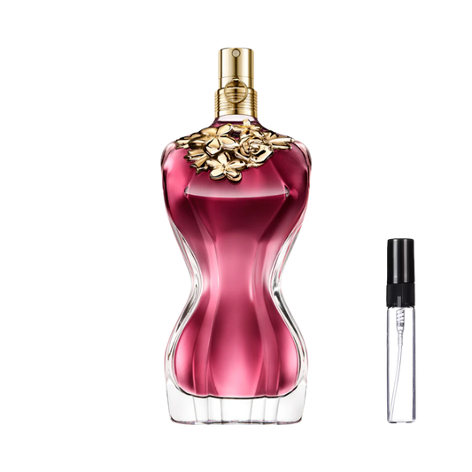 Zmysłowy flakon Jean Paul Gaultier La Belle w kształcie kobiecego popiersia z czerwonym płynem i złotym naszyjnikiem z róż obok szklanej fiolki odlewki – ODVARO