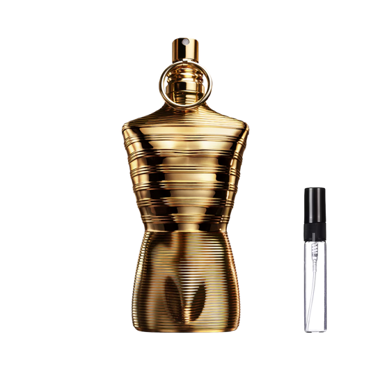 Złoty flakon Jean Paul Gaultier Le Male Elixir Absolu w kształcie męskiego torsu obok szklanej fiolki odlewki perfum – ODVARO.
