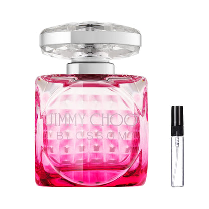 Kwadratowy, fasetowany flakon perfum Jimmy Choo Blossom z różowym gradientem i ozdobnym, kryształowym korkiem, oraz szklana fiolka odlewki – ODVARO.