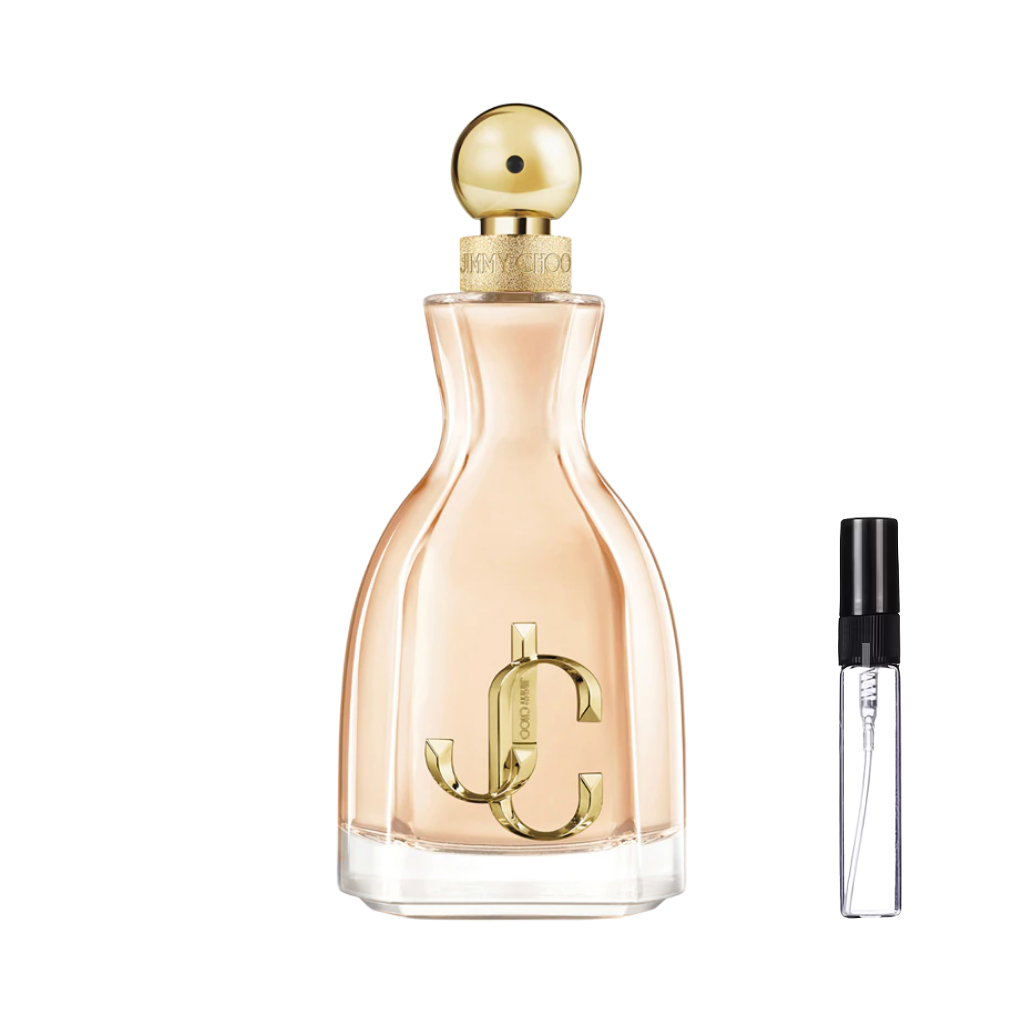Elegancki flakon w kształcie klepsydry z brzoskwiniowym płynem, dużym złotym monogramem JC i kulistym korkiem oraz szklana fiolka odlewki na ulubiony zapach – ODVARO