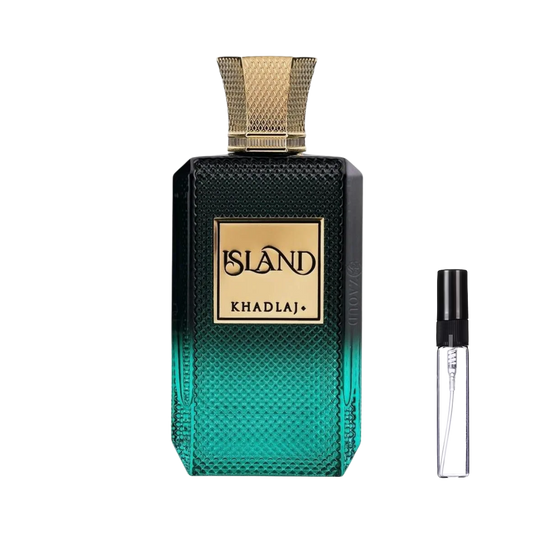 Ciemnozielony, teksturowany flakon o prostokątnym kształcie ze złotą etykietą „ISLAND KHADLAJ” i ozdobnym, złotym korkiem oraz szklana fiolka odlewki – ODVARO