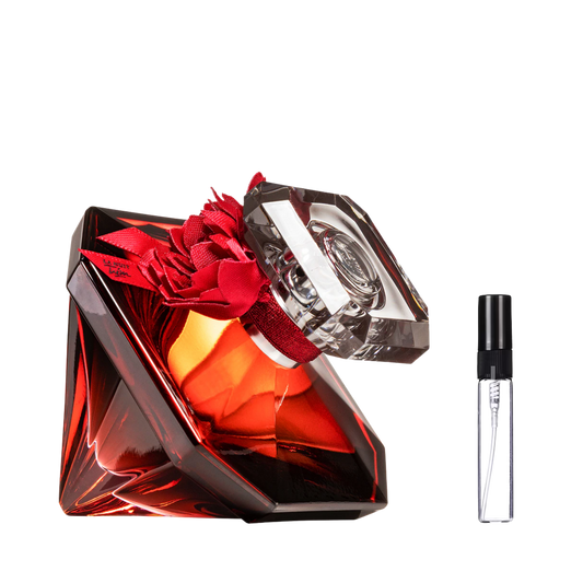 Czerwony flakon Lancôme La Nuit Trésor Intense w kształcie diamentu z różą obok szklanej fiolki odlewki perfum – ODVARO.