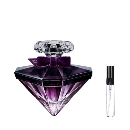 Szklana fiolka odlewki perfum obok oryginalnego fioletowego flakonu Lancôme La Nuit Trésor Le Parfum w kształcie diamentu z aksamitną wstążką.