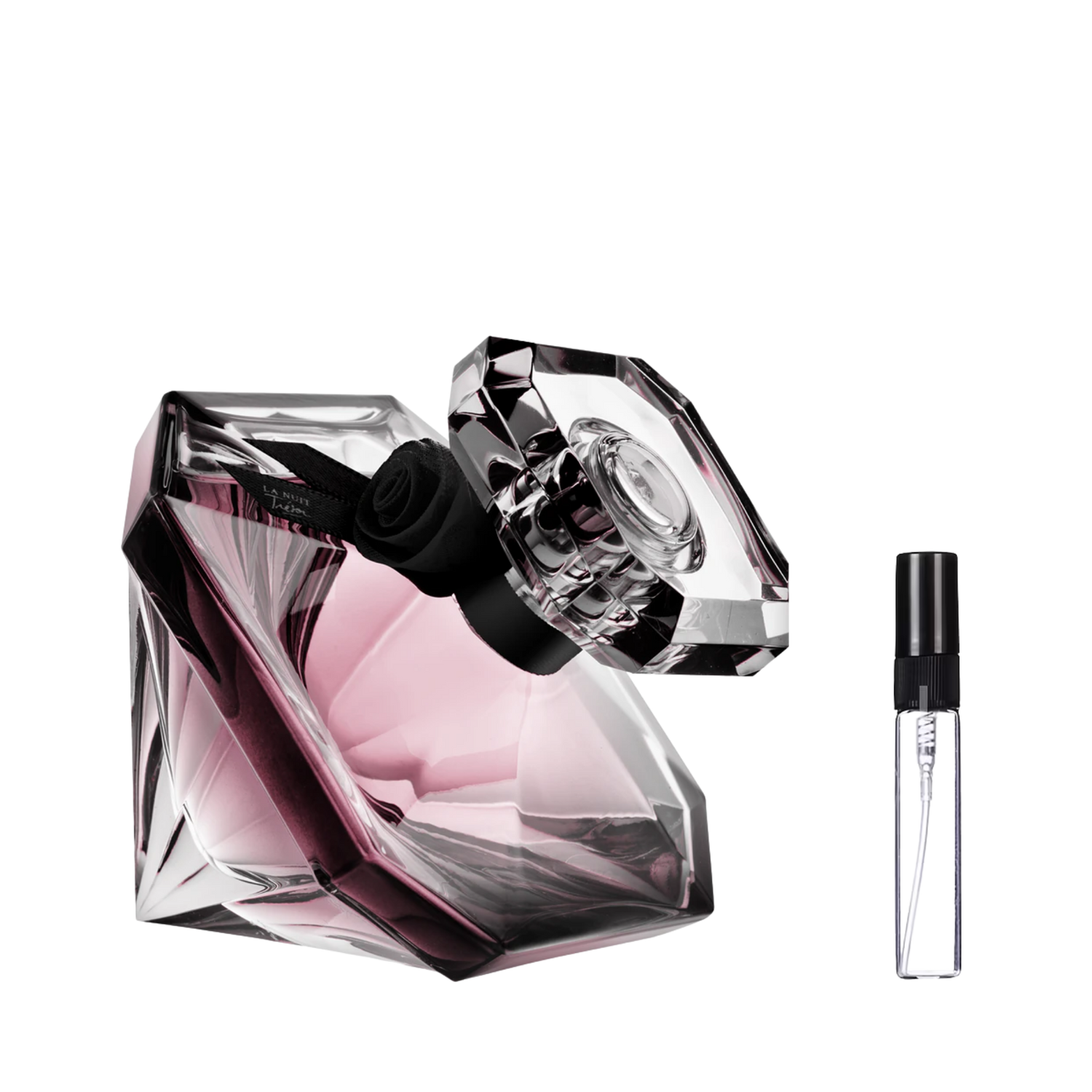 Fioletowy flakon Lancôme La Nuit Trésor w kształcie diamentu z czarną różą obok szklanej fiolki odlewki perfum – ODVARO.