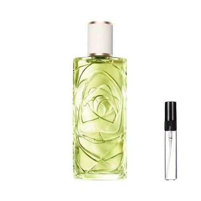 Smukły, prostokątny szklany flakon perfum Lancôme Ôff Now z jasnozielonym płynem, ozdobiony trójwymiarowym motywem róży widocznym przez szkło, z eleganckim białym korkiem ze złotą obwódką. W ofercie dostępna również poręczna szklana fiolka odlewki – ODVARO