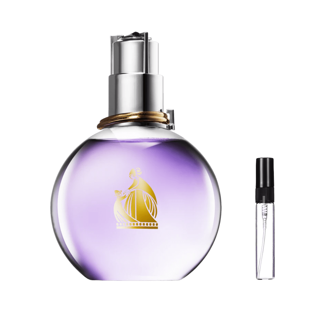 Kulisty, liliowy flakon perfum Lanvin Eclat d’Arpège ze złotą grafiką matki z dzieckiem i srebrnym korkiem z dwoma złotymi pierścieniami oraz szklana fiolka odlewki – ODVARO