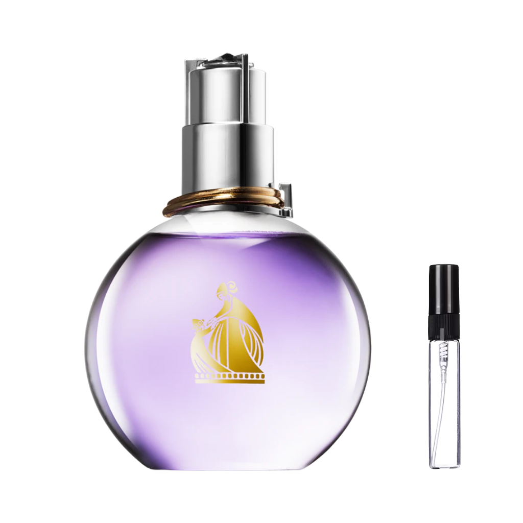 Kulisty, liliowy flakon perfum Lanvin Eclat d’Arpège ze złotą grafiką matki z dzieckiem i srebrnym korkiem z dwoma złotymi pierścieniami oraz szklana fiolka odlewki – ODVARO