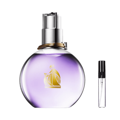 Kulisty, liliowy flakon perfum Lanvin Eclat d’Arpège ze złotą grafiką matki z dzieckiem i srebrnym korkiem z dwoma złotymi pierścieniami oraz szklana fiolka odlewki – ODVARO
