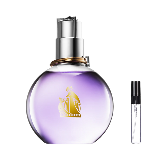 Kulisty, liliowy flakon perfum Lanvin Eclat d’Arpège ze złotą grafiką matki z dzieckiem i srebrnym korkiem z dwoma złotymi pierścieniami oraz szklana fiolka odlewki – ODVARO