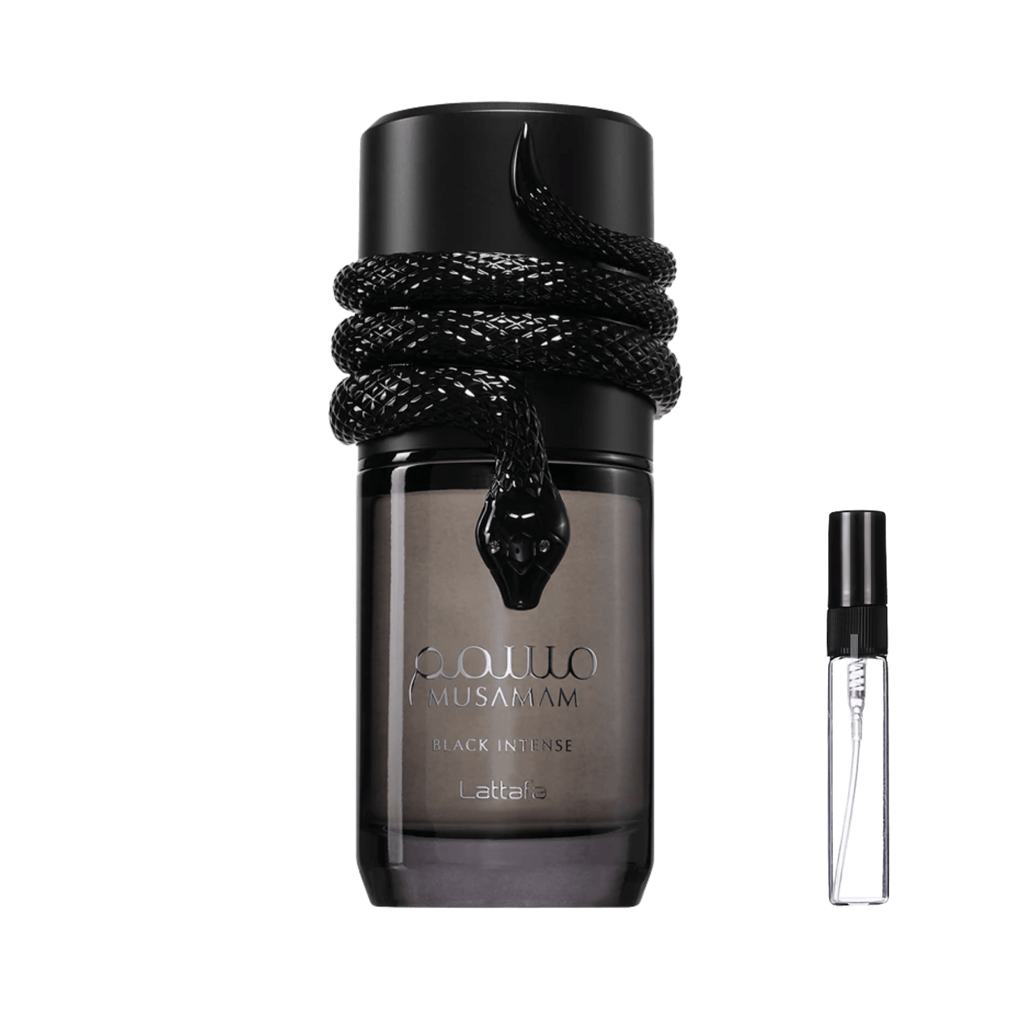 Czarny flakon Lattafa Musamam Black Intense z motywem węża obok szklanej fiolki odlewki perfum – ODVARO.