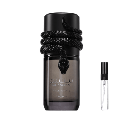 Czarny flakon Lattafa Musamam Black Intense z motywem węża obok szklanej fiolki odlewki perfum – ODVARO.