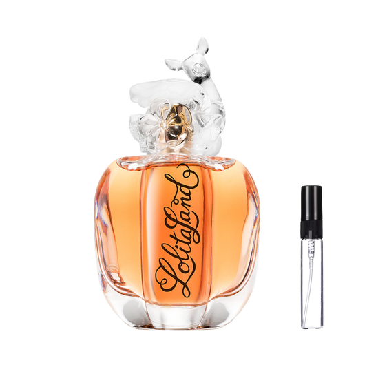 Ozdobny, zaokrąglony flakon Lolita Lempicka LolitaLand z bursztynowym płynem i fantazyjnym korkiem przedstawiającym sarenkę obok szklanej fiolki odlewki – ODVARO