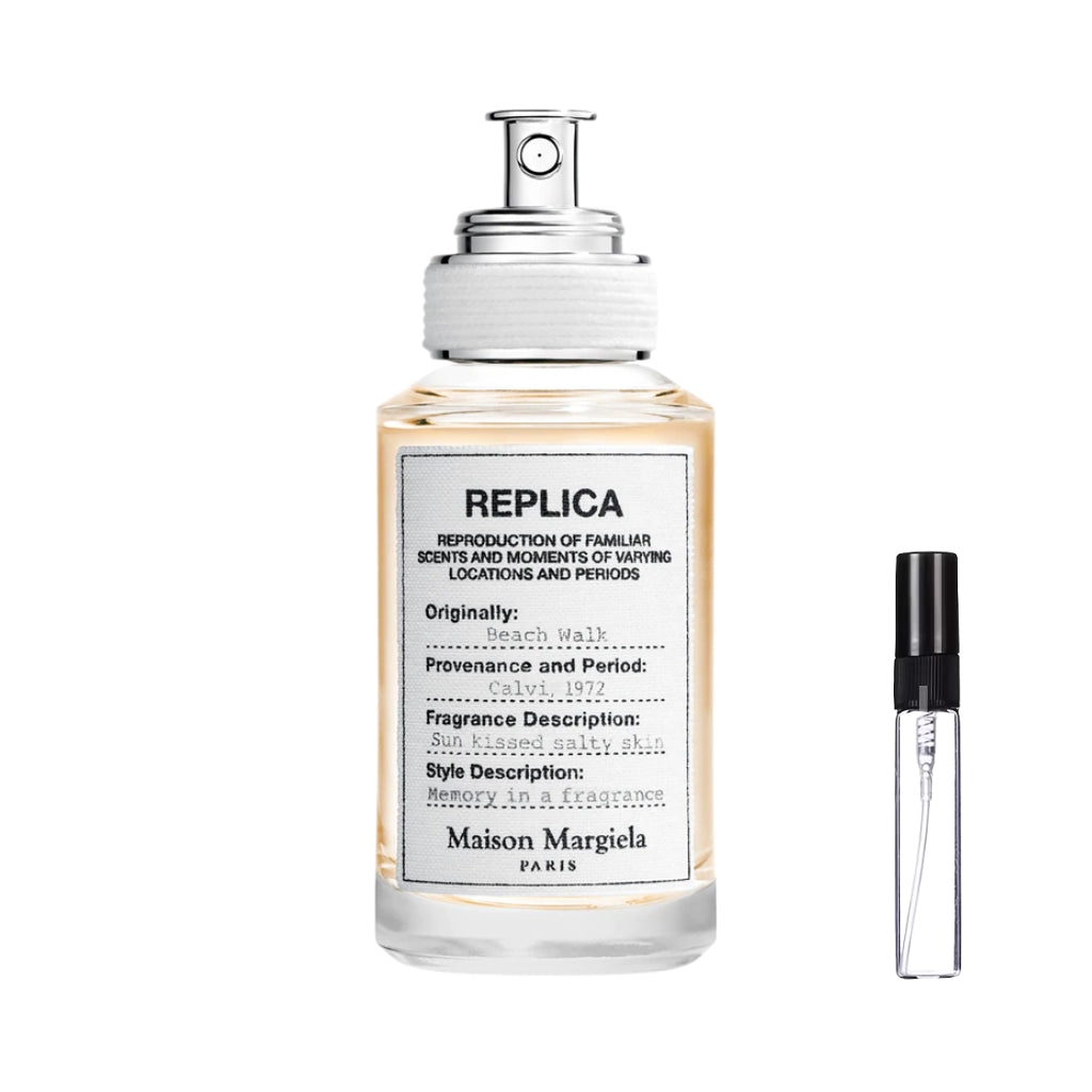 Przezroczysty flakon perfum Maison Margiela Replica Beach Walk z żółtawym płynem, materiałową etykietą i srebrnym atomizerem zapakowanym w sznurkową owijkę, prezentowany obok szklanej fiolki odlewki – ODVARO