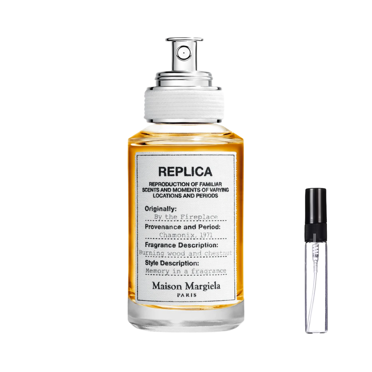 Apteczny flakon Maison Martin Margiela By the Fireplace z bursztynowym płynem obok szklanej fiolki odlewki perfum – ODVARO.