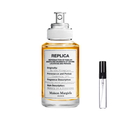Apteczny flakon Maison Martin Margiela By the Fireplace z bursztynowym płynem obok szklanej fiolki odlewki perfum – ODVARO.