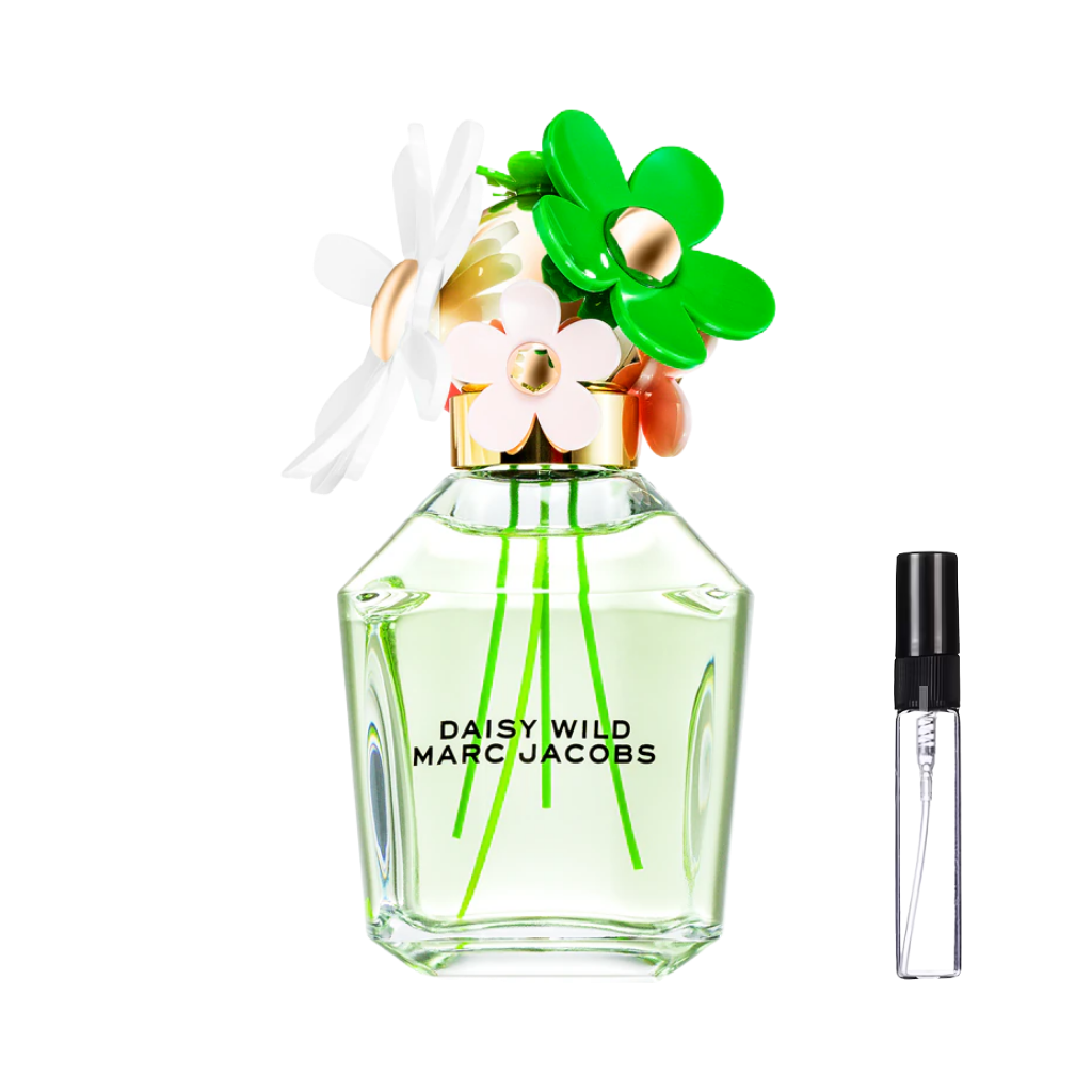 Jasnozielony, szklany flakon perfum Marc Jacobs Daisy Wild z ozdobnym korkiem w kształcie kolorowych kwiatów i widocznymi łodygami oraz szklana fiolka odlewki perfum– ODVARO.
