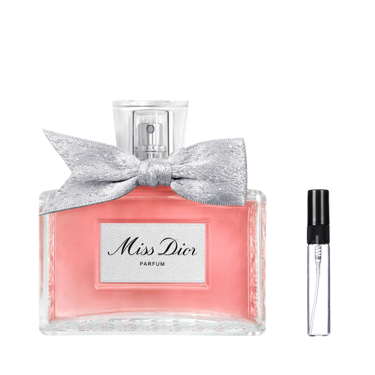 Różowy flakon Miss Dior Parfum ze srebrną kokardą obok szklanej fiolki odlewki perfum – ODVARO.