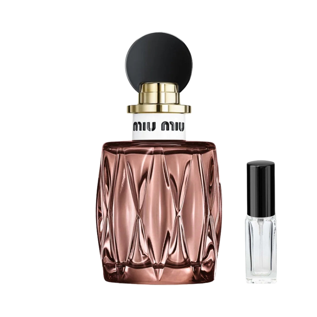 Pikowany, metaliczny flakon perfum Miu Miu Miutine w odcieniu różowego złota z białym kołnierzem i okrągłym, czarnym korkiem. Obok elegancka, szklana fiolka z odlewką. – ODVARO