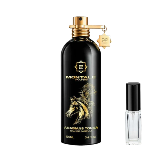 Czarny, cylindryczny flakon perfum Montale Arabians Tonka ze złotym atomizerem z charakterystyczną zawieszką oraz złotą grafiką głowy konia i palm na froncie, obok którego prezentowana jest szklana fiolka odlewki. – ODVARO