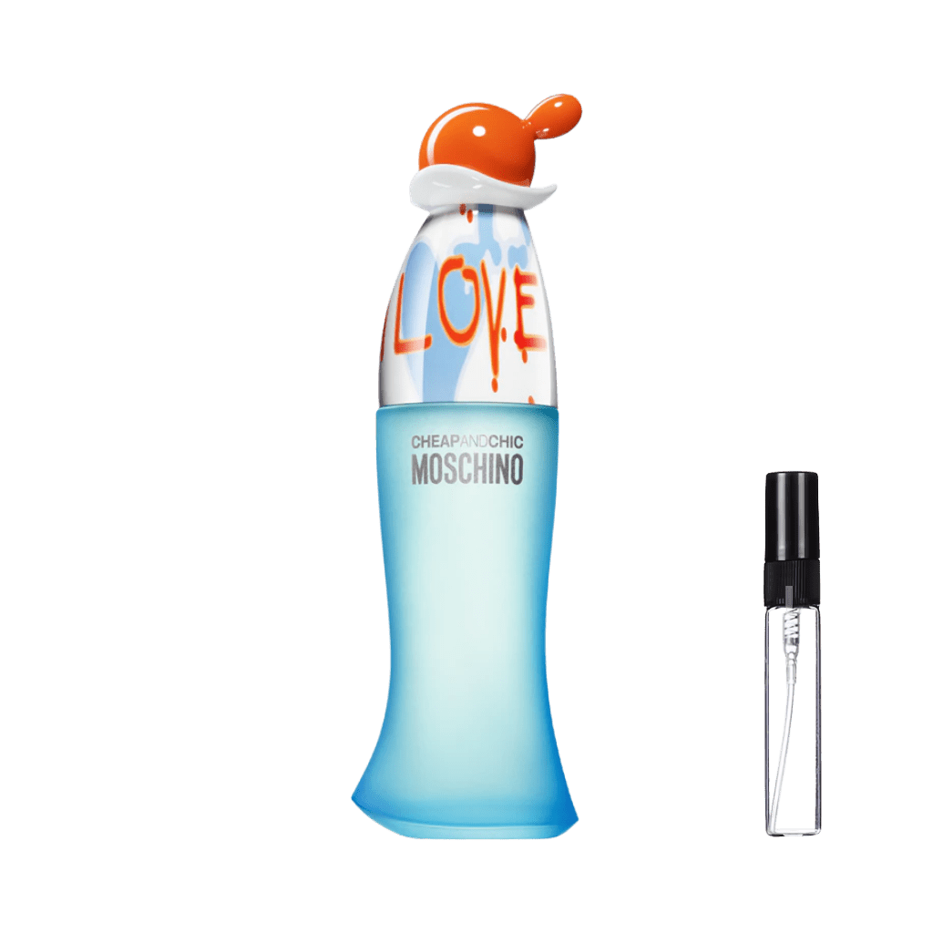 Smukły flakon Moschino I Love Love z błękitnego matowego szkła z kolorową grafiką graffiti i charakterystycznym pomarańczowym korkiem oraz szklana fiolka odlewki – ODVARO