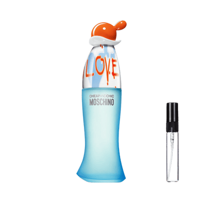 Smukły flakon Moschino I Love Love z błękitnego matowego szkła z kolorową grafiką graffiti i charakterystycznym pomarańczowym korkiem oraz szklana fiolka odlewki – ODVARO