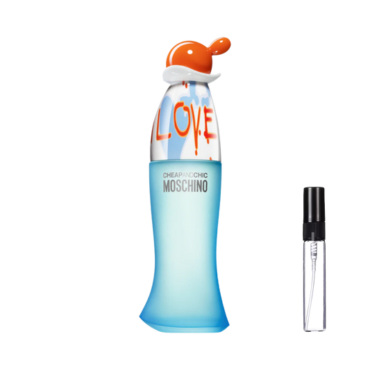 Smukły flakon Moschino I Love Love z błękitnego matowego szkła z kolorową grafiką graffiti i charakterystycznym pomarańczowym korkiem oraz szklana fiolka odlewki – ODVARO