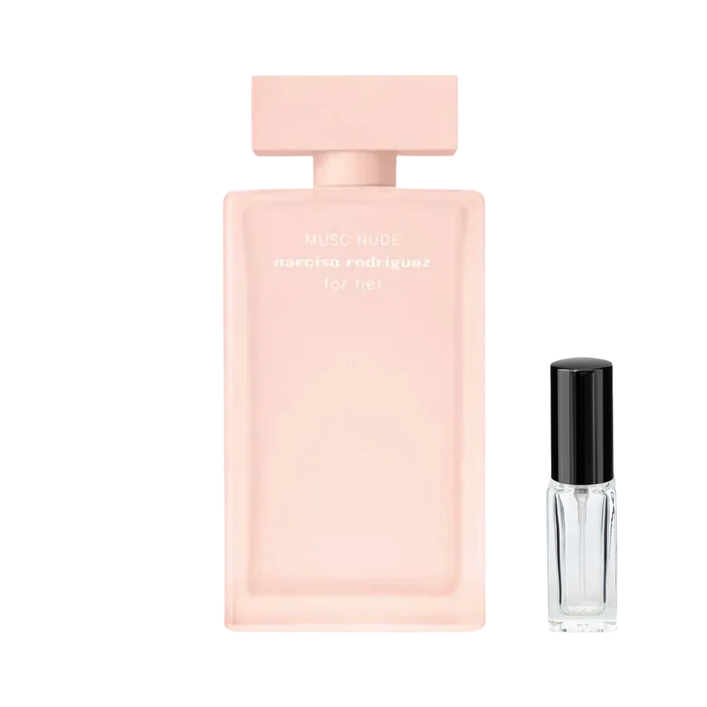 Matowy, prostokątny flakon perfum Narciso Rodriguez For Her Musc Nude w pudrowo-brzoskwiniowym odcieniu z dopasowanym, szerokim korkiem i jasnymi napisami na froncie, obok którego prezentowana jest szklana fiolka odlewki. – ODVARO