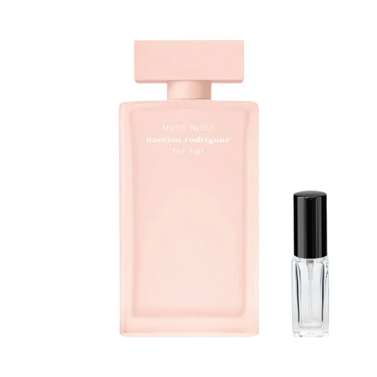 Matowy, prostokątny flakon perfum Narciso Rodriguez For Her Musc Nude w pudrowo-brzoskwiniowym odcieniu z dopasowanym, szerokim korkiem i jasnymi napisami na froncie, obok którego prezentowana jest szklana fiolka odlewki. – ODVARO