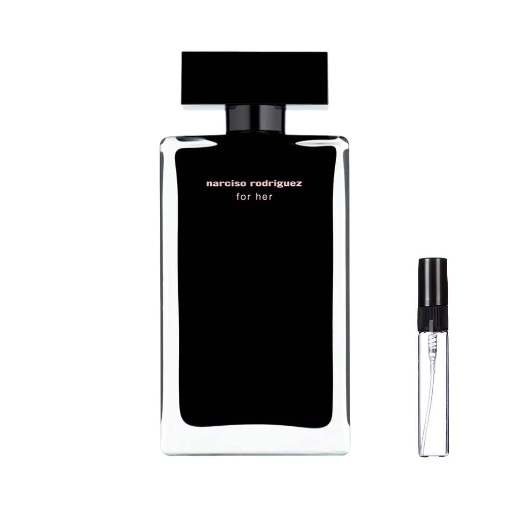 Minimalistyczny, prostokątny flakon Narciso Rodriguez For Her w kolorze głębokiej czerni z różowymi napisami i szerokim czarnym korkiem obok smukłej szklanej fiolki odlewki – ODVARO