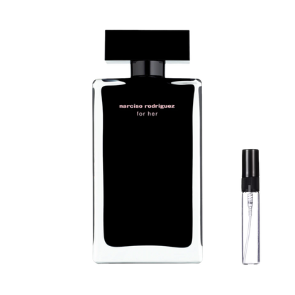 Minimalistyczny, prostokątny flakon Narciso Rodriguez For Her w kolorze głębokiej czerni z różowymi napisami i szerokim czarnym korkiem obok smukłej szklanej fiolki odlewki – ODVARO
