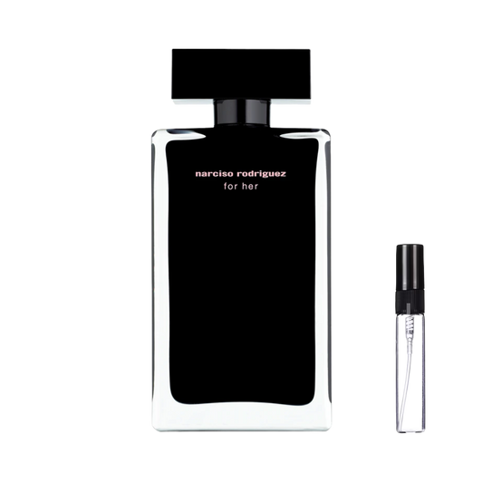 Minimalistyczny, prostokątny flakon Narciso Rodriguez For Her w kolorze głębokiej czerni z różowymi napisami i szerokim czarnym korkiem obok smukłej szklanej fiolki odlewki – ODVARO