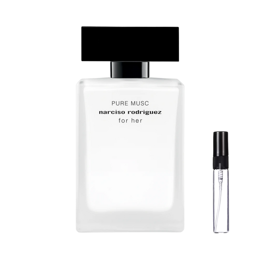 Biały, matowy prostopadłościenny flakon Narciso Rodriguez Pure Musc for her z minimalistycznym czarnym korkiem oraz smukła szklana fiolka odlewki perfum – ODVARO