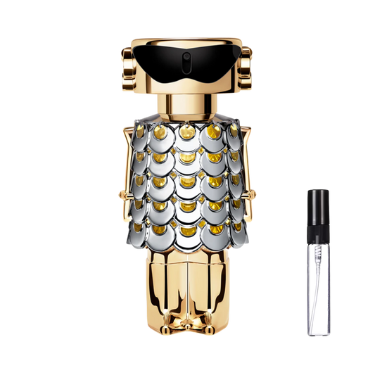 Złoty flakon Paco Rabanne Fame obok szklanej fiolki odlewki perfum – ODVARO.