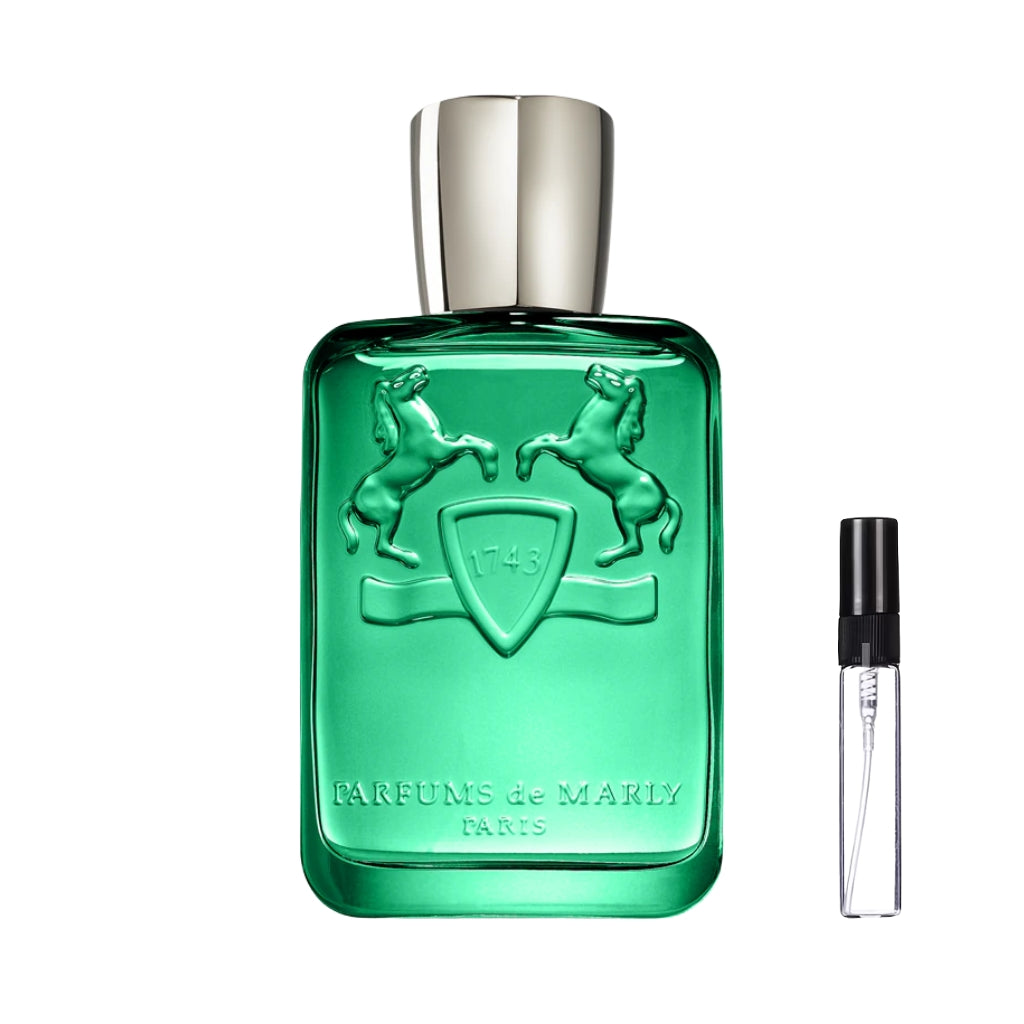 Zielony, przezroczysty flakon Parfums de Marly Greenley ze srebrnym korkiem i wytłoczonym logo z końmi oraz szklana fiolka odlewki – ODVARO