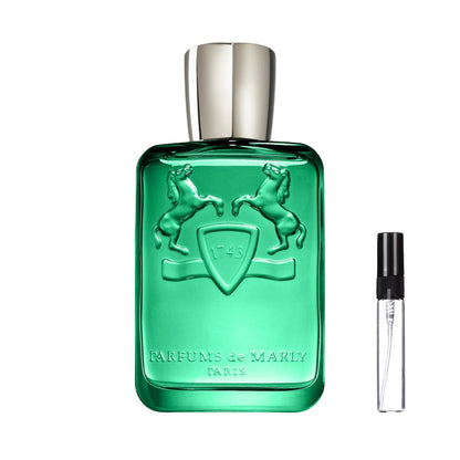 Zielony, przezroczysty flakon Parfums de Marly Greenley ze srebrnym korkiem i wytłoczonym logo z końmi oraz szklana fiolka odlewki – ODVARO