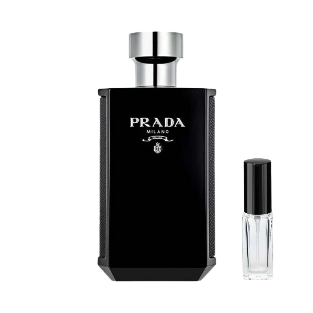 Flakon perfum Prada L'Homme Intense w głębokim, całkowicie czarnym kolorze. Z przodu, na płaskim szkle widnieje eleganckie, srebrne logo Prada Milano wraz z herbem. Boki i tył flakonu pokrywa czarny materiał o wyraźnej fakturze. Całość zwieńczona jest masywnym, gładkim korkiem w srebrnym odcieniu. Obok znajduje się niewielka szklana fiolka stanowiąca odlewkę tego zapachu – ODVARO