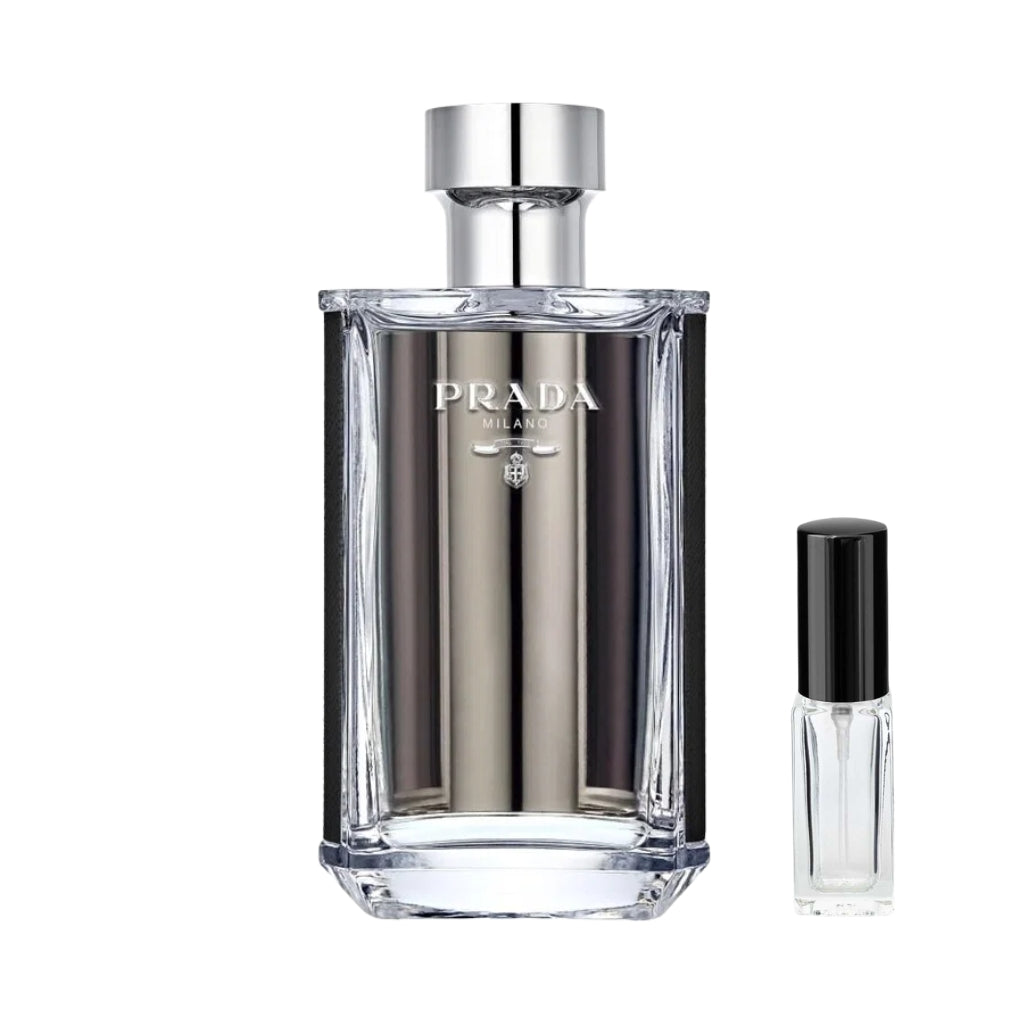 Flakon perfum Prada L'Homme o półokrągłym kształcie z przezroczystego szkła. Z przodu widnieje srebrne logo Prada Milano z herbem, natomiast tył i boki pokrywa czarny materiał o fakturze przypominającej skórę. Flakon zamknięty jest masywnym, gładkim korkiem w srebrnym kolorze. Obok znajduje się niewielka szklana fiolka stanowiąca odlewkę tego zapachu – ODVARO.