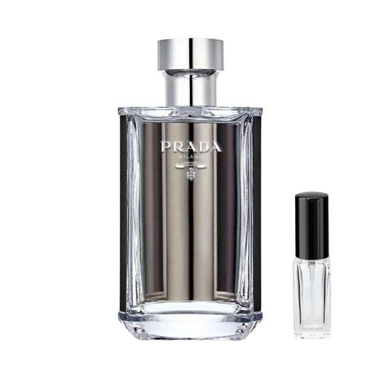 Flakon perfum Prada L'Homme o półokrągłym kształcie z przezroczystego szkła. Z przodu widnieje srebrne logo Prada Milano z herbem, natomiast tył i boki pokrywa czarny materiał o fakturze przypominającej skórę. Flakon zamknięty jest masywnym, gładkim korkiem w srebrnym kolorze. Obok znajduje się niewielka szklana fiolka stanowiąca odlewkę tego zapachu – ODVARO.