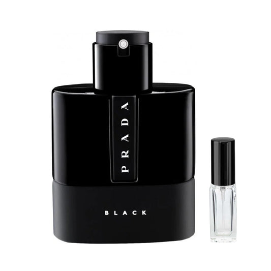 Flakon perfum Prada Luna Rossa Black, podzielony na błyszczącą, czarną górę i matowy, ciemnoszary dół z białym napisem BLACK. Przez środek biegnie pionowy, szary pasek z białym logo PRADA. Całość wieńczy czarny korek z wbudowanym atomizerem. Obok znajduje się niewielka szklana fiolka stanowiąca odlewkę tego zapachu – ODVARO.
