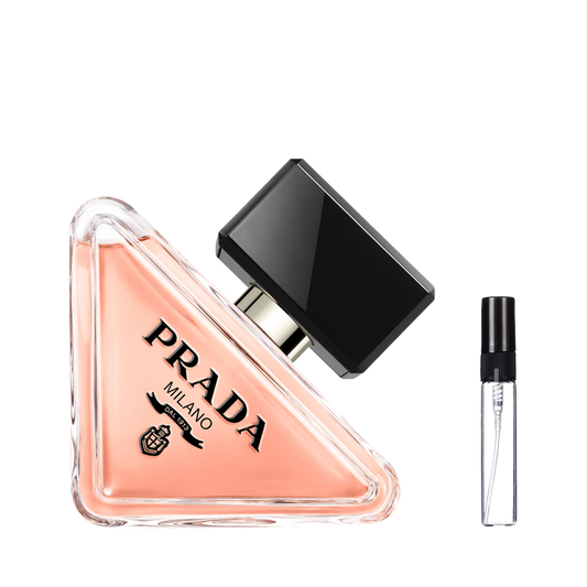 Trójkątny flakon Prada Paradoxe obok szklanej fiolki odlewki perfum – ODVARO.