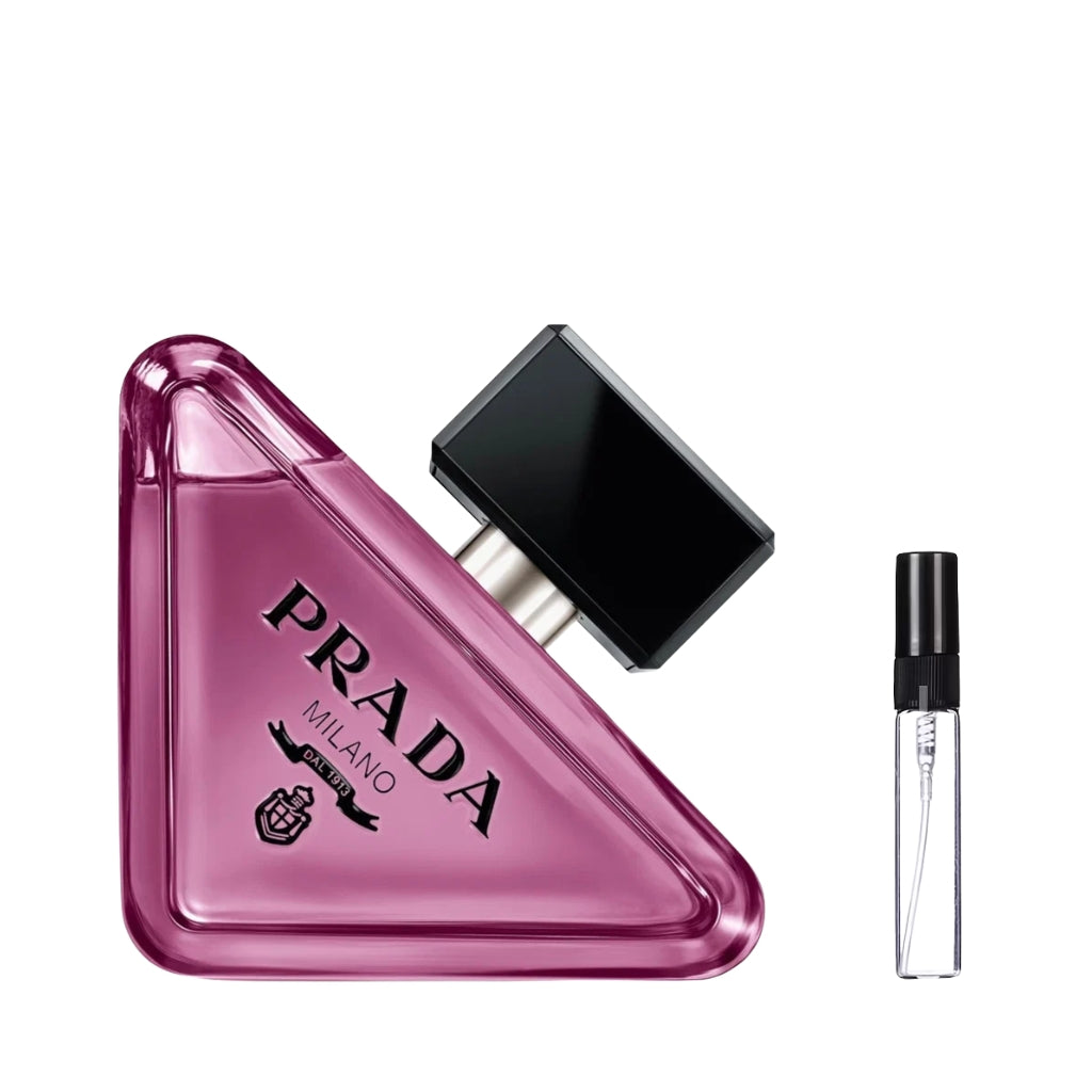 Trójkątny flakon perfum Prada Paradoxe Sweet Chemistry w odcieniu fioletowo-różowym z czarnym korkiem i czarnym logo, dostępny jako szklana fiolka odlewki – ODVARO