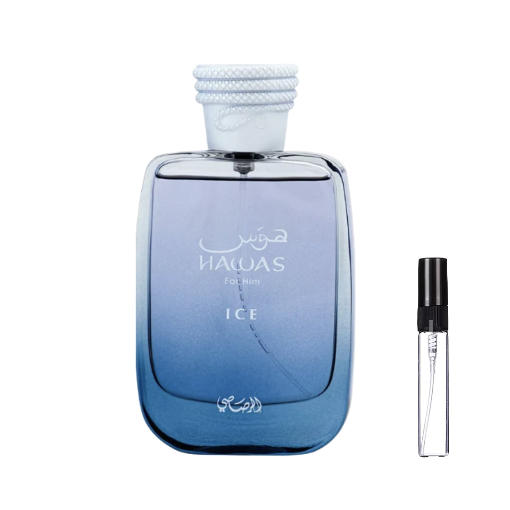 Przezroczysty, zaokrąglony flakon perfum Rasasi Hawas for Him z jasnofioletowym płynem, czarnymi napisami i ciemnoszarym korkiem z motywem węża oraz szklana fiolka odlewki – ODVARO.