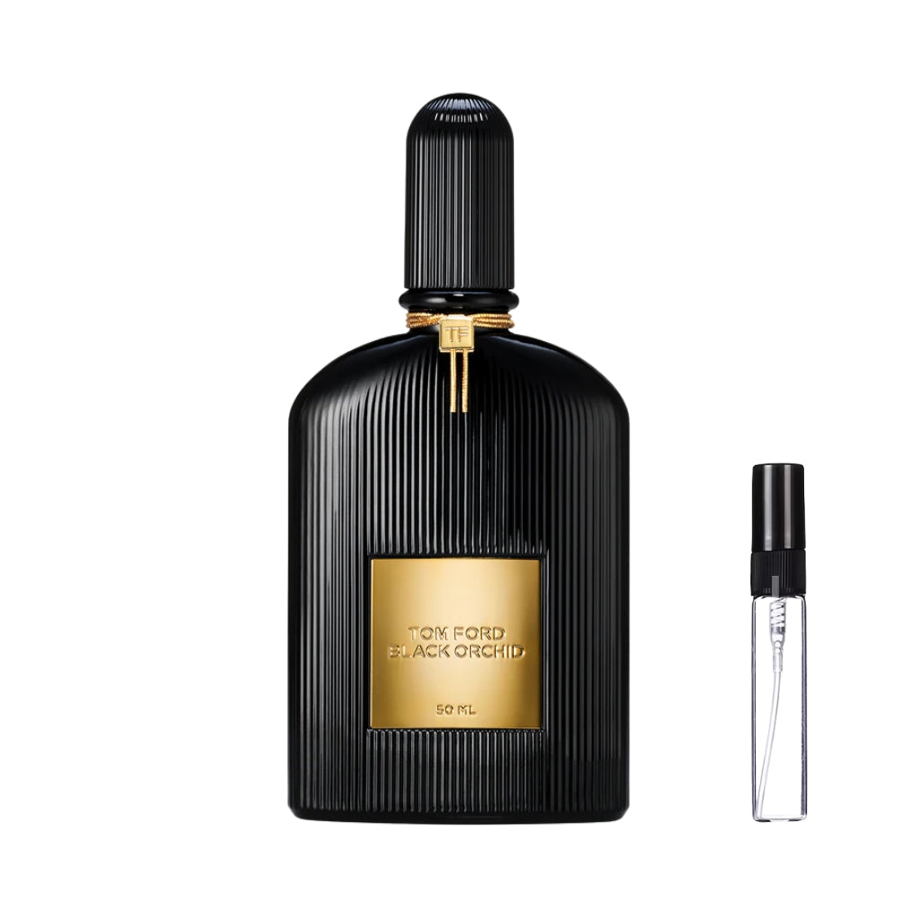 Czarny, prążkowany flakon perfum Tom Ford Black Orchid ze złotą etykietą i charakterystycznym złotym sznureczkiem wokół szyjki, prezentowany obok szklanej fiolki odlewki – ODVARO