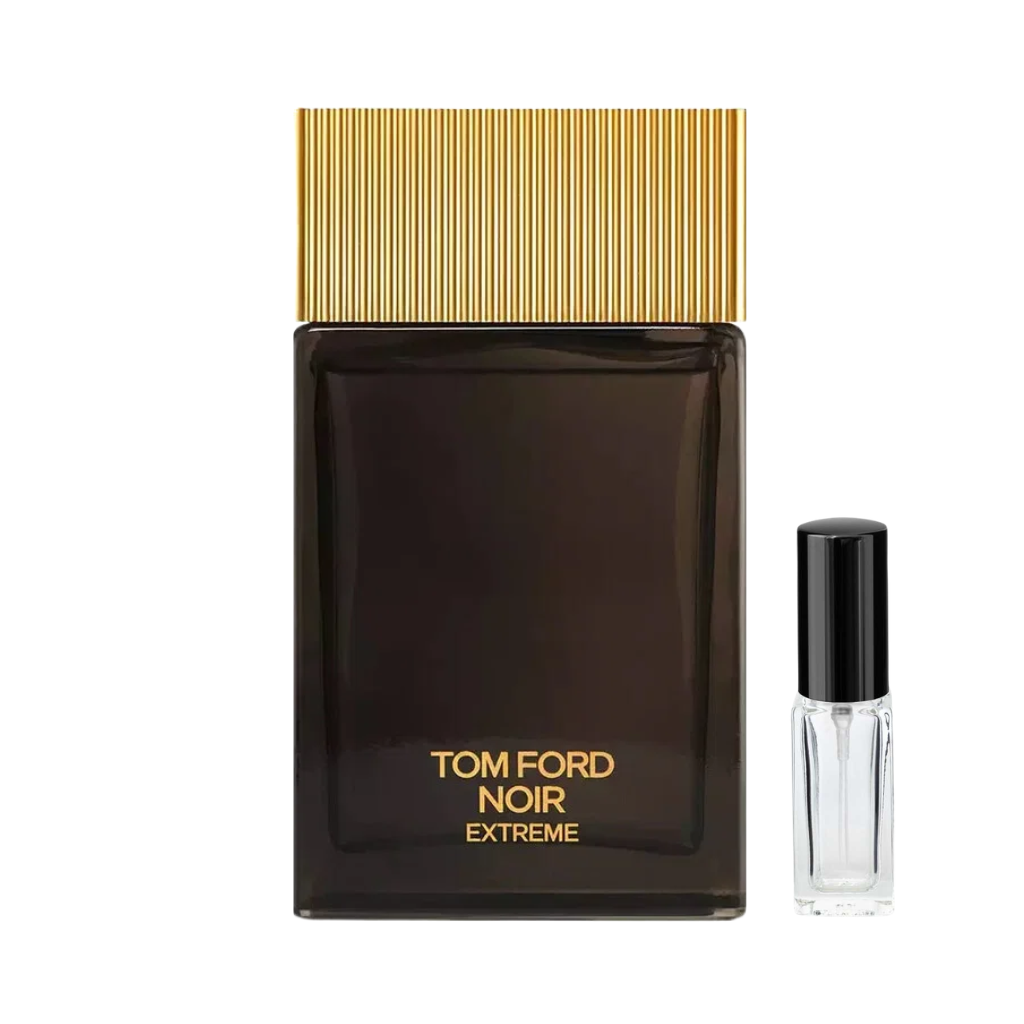 Ciemny, prostokątny flakon perfum Tom Ford Noir Extreme z prążkowanym, złotym korkiem i złotymi napisami na froncie, obok którego prezentowana jest szklana fiolka odlewki. – ODVARO
