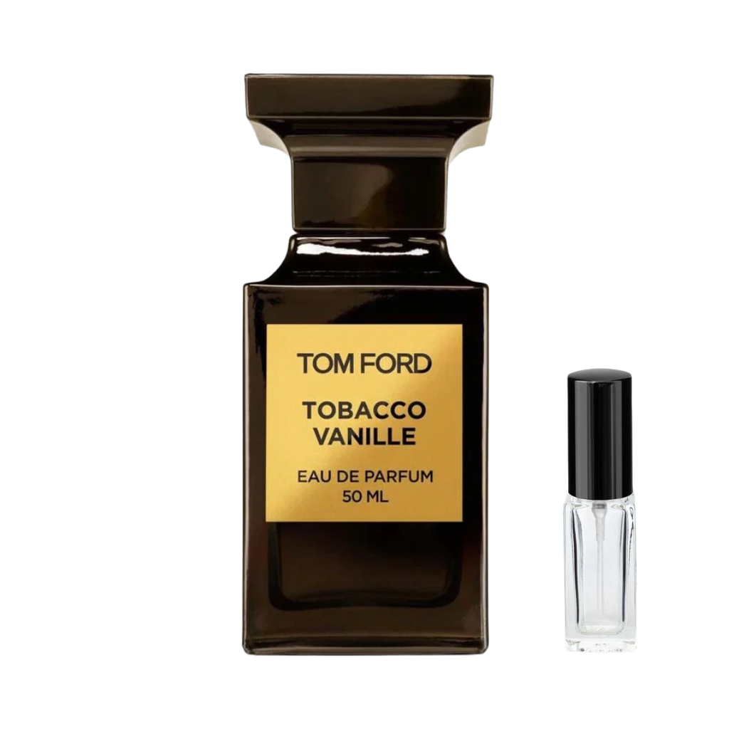 Ciemnobrązowy, prostokątny flakon perfum Tom Ford Tobacco Vanille z charakterystycznym, szerokim korkiem i złotą etykietą z czarnymi napisami na froncie, obok którego prezentowana jest szklana fiolka odlewki. – ODVARO
