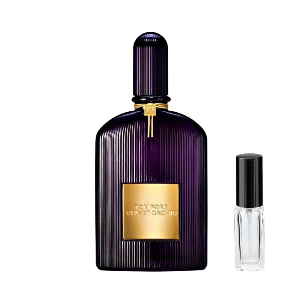 : Ciemnofioletowy, pionowo prążkowany flakon perfum Tom Ford Velvet Orchid ze złotą etykietą i ozdobnym, złotym sznureczkiem na szyjce, obok którego prezentowana jest szklana fiolka odlewki. – ODVARO